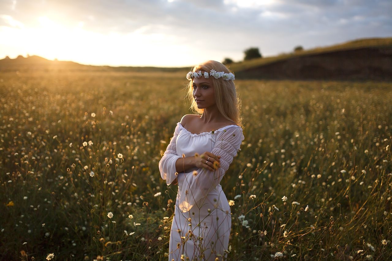 Girls in Slavic costumes in Volgograd